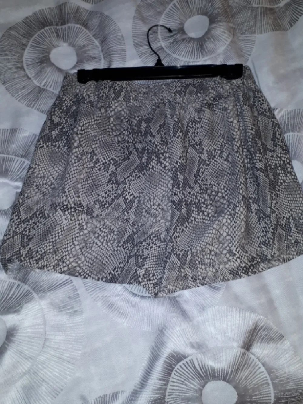 Babaton Snake-Print Shorts Size 6 - Picture 6 of 6